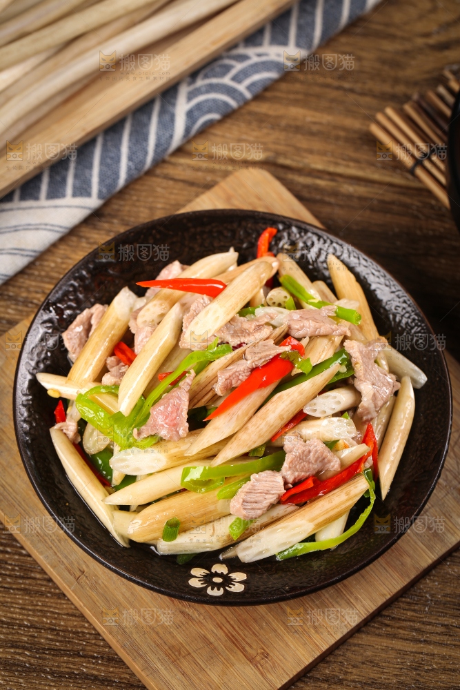 盘子里装着藕带炒肉