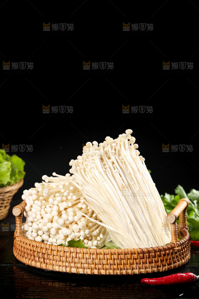 黑底上放着一盘新鲜的金针菇