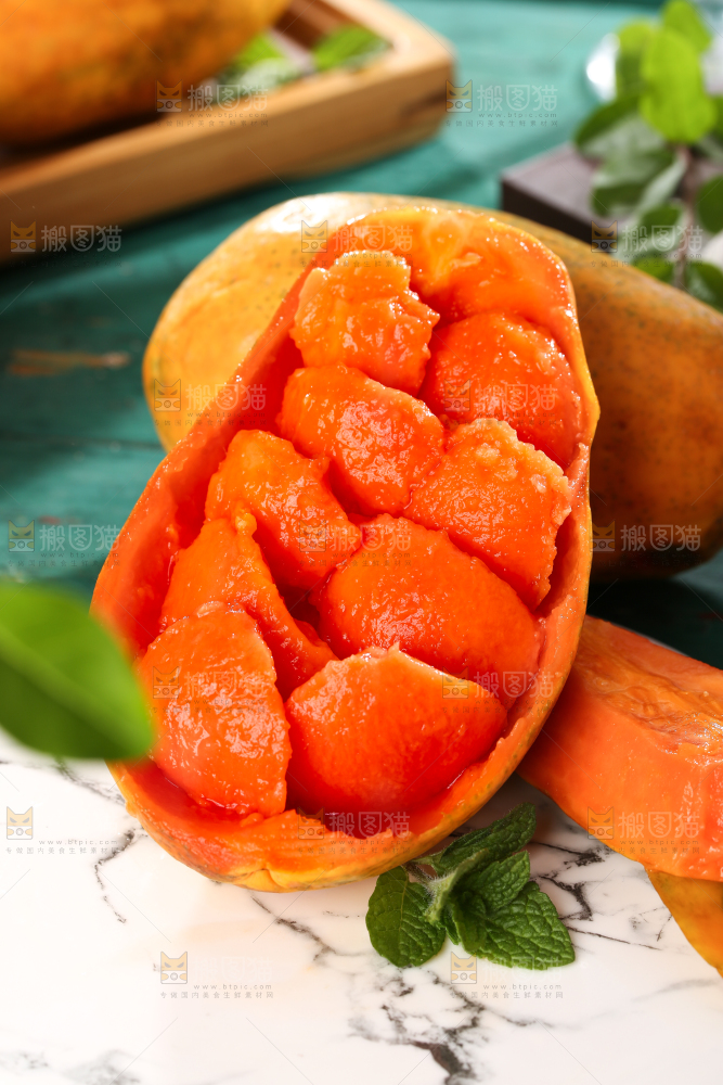 手里拿着新鲜木瓜