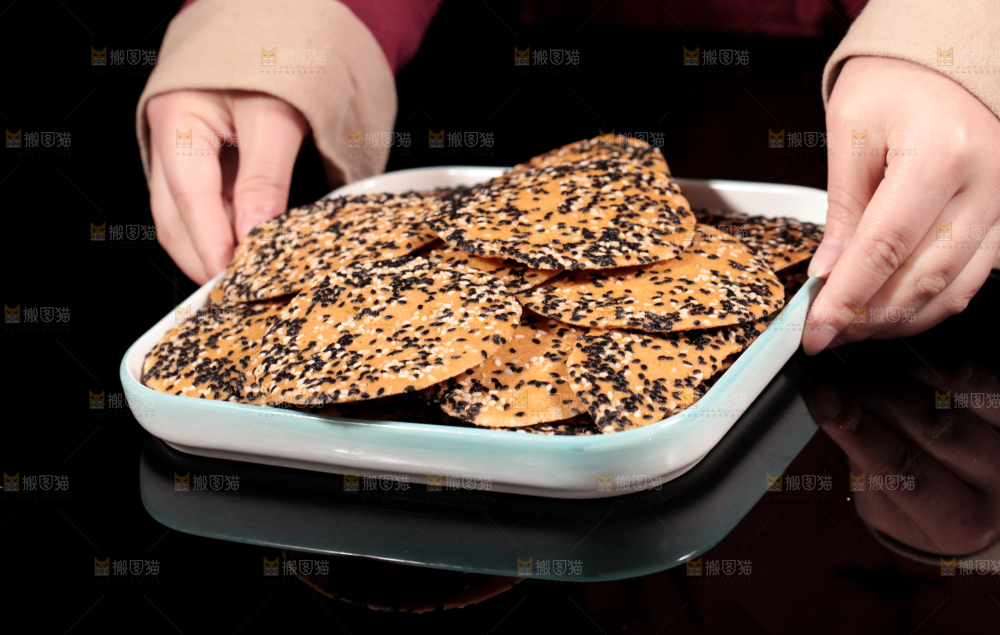 手里拿着芝麻饼