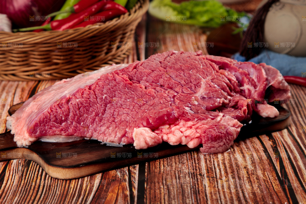 盘子里装着牛腿肉