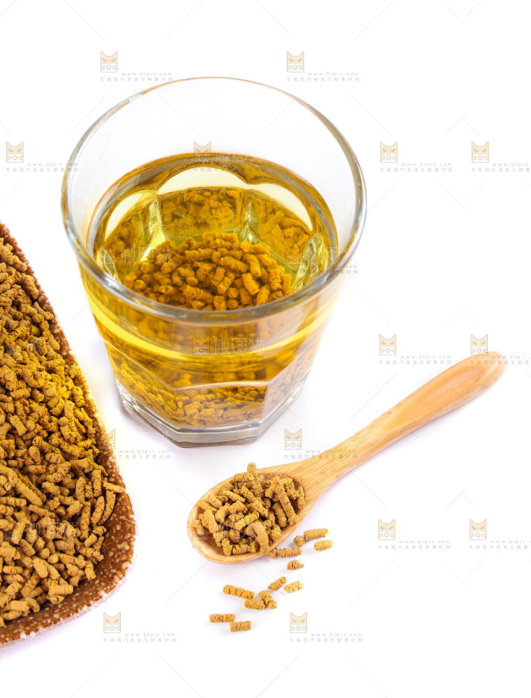 白底上放着一杯苦荞茶