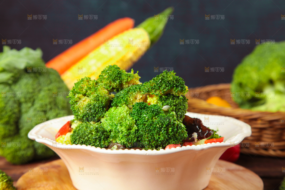 木底上放着一盘清炒西兰花