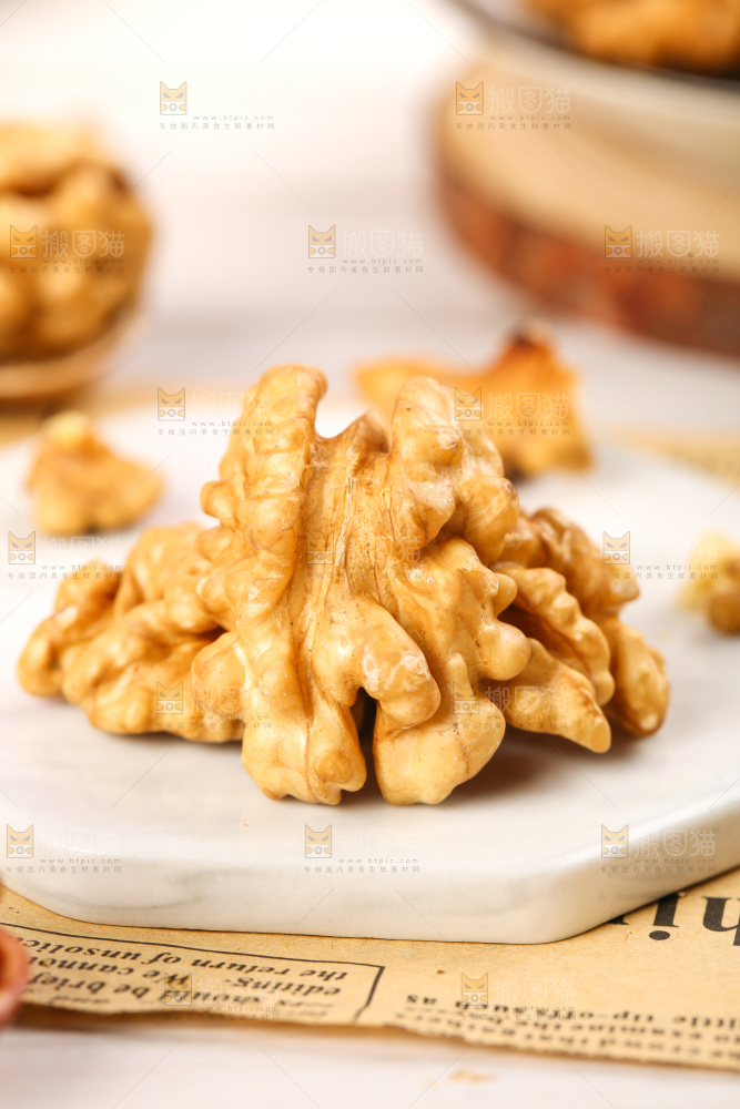 石板上的纸皮核桃仁