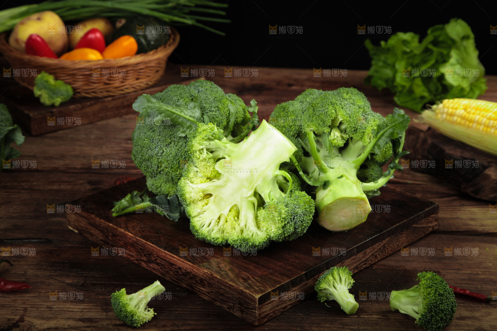 木底上放着新鲜的西兰花