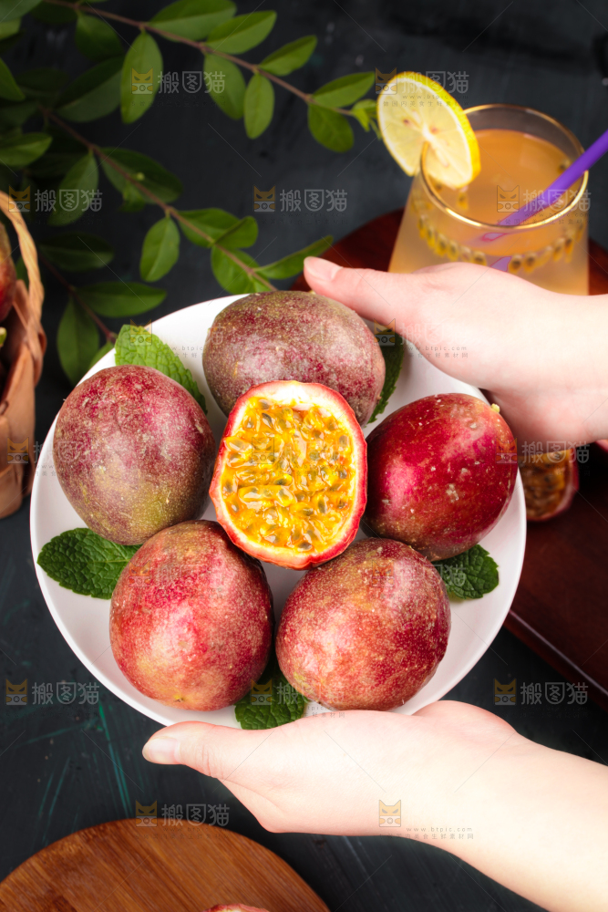 深底上放着红皮百香果