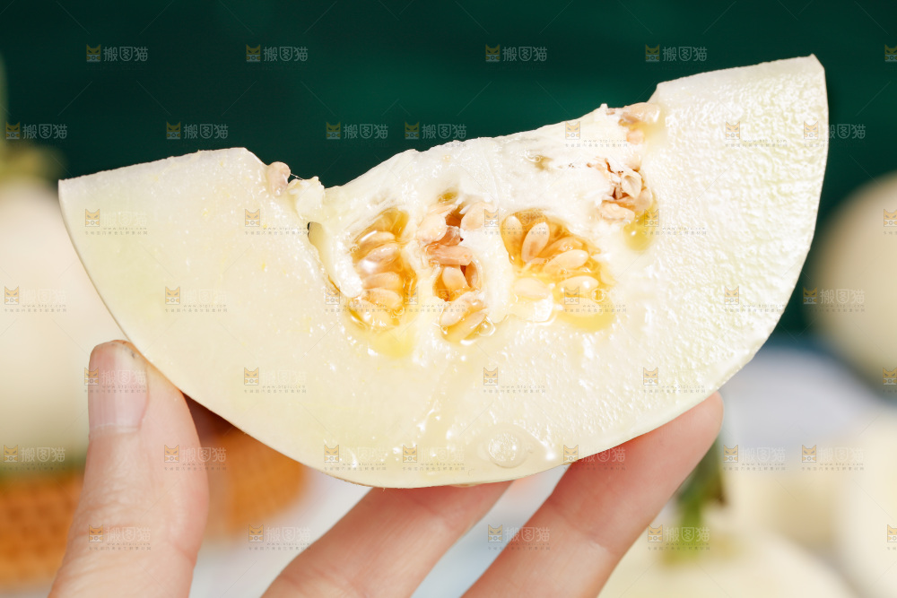 手拿切开的阎良甜瓜