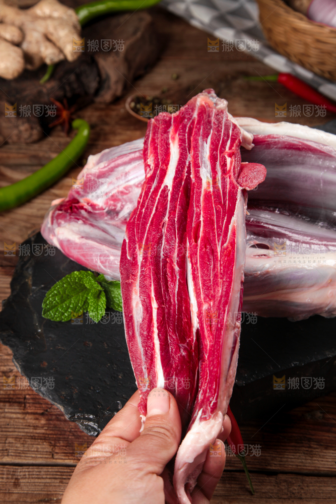 黑石板上的草原散养牛腿肉