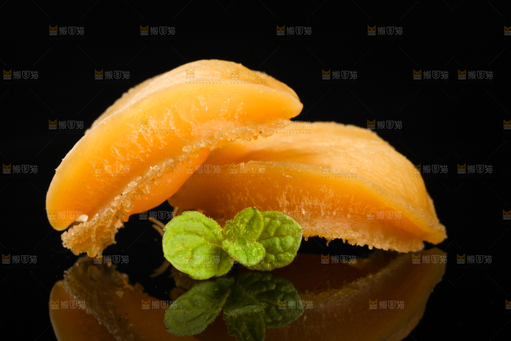 黑底上放着鲍鱼干