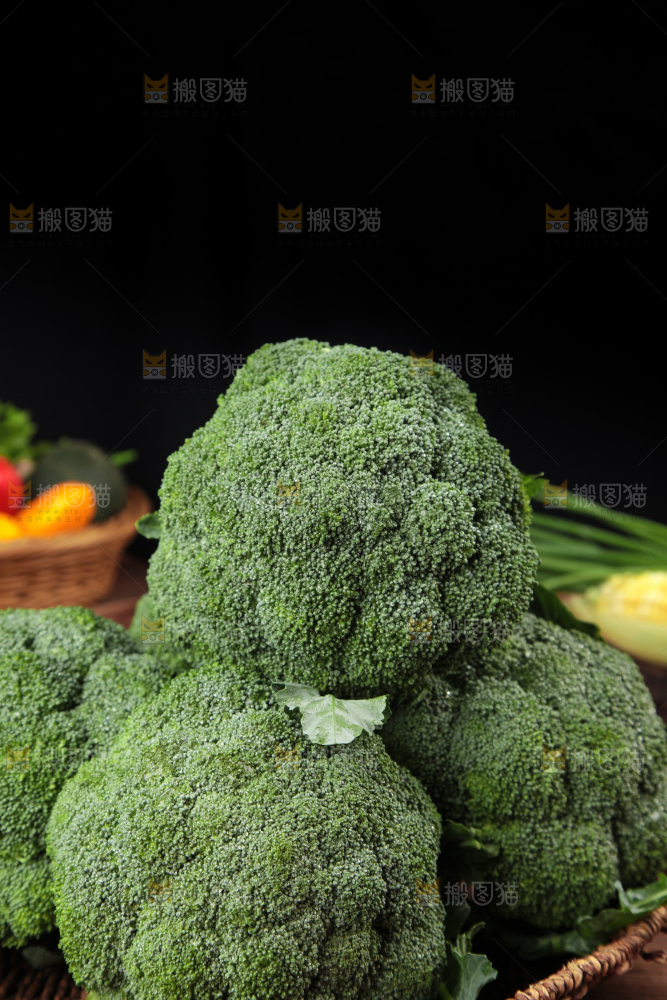 木底上的新鲜西兰花