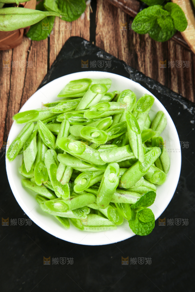 黑底上放着一碟四季豆