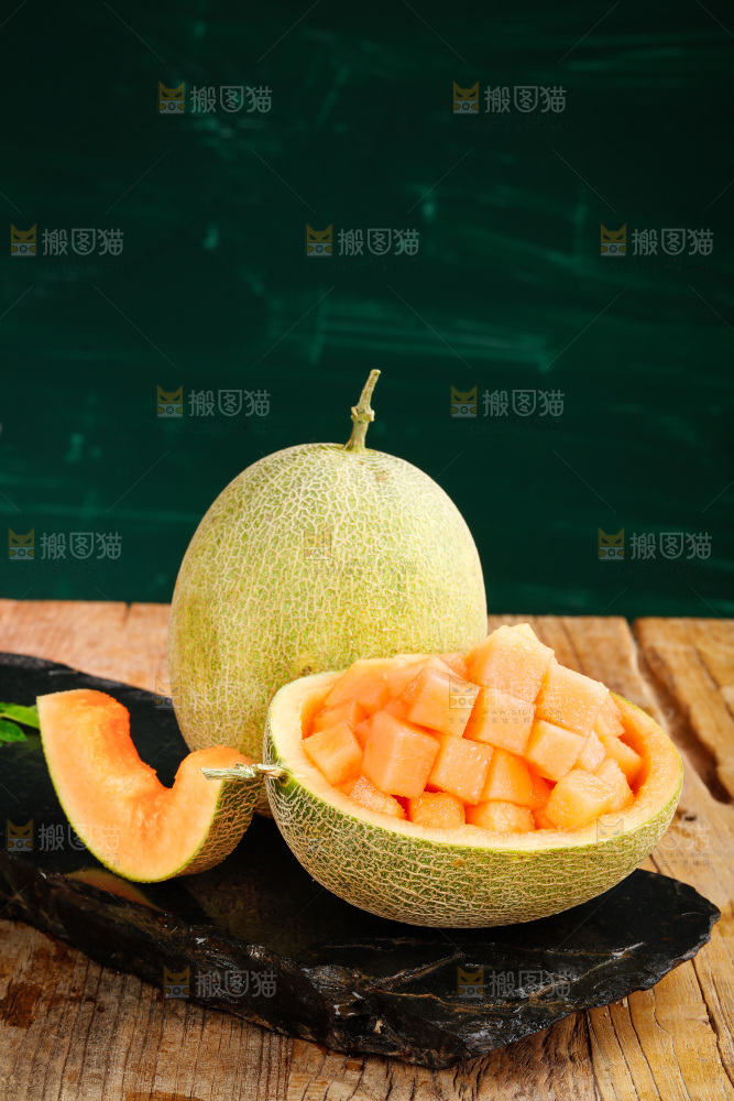 黑底上放着哈密瓜果肉