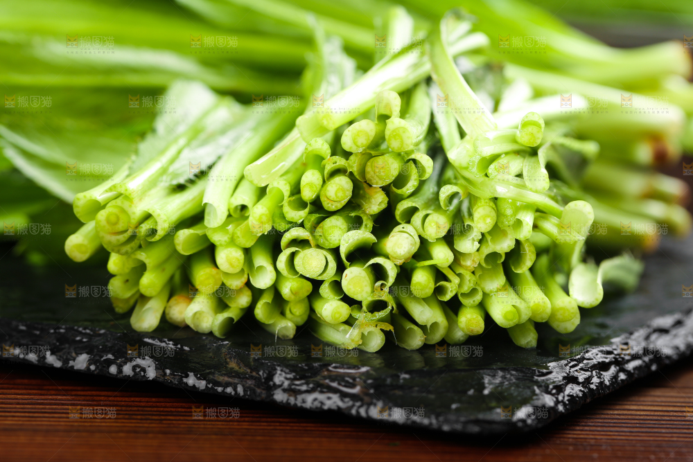 黑石板上放着切开的刺芫荽