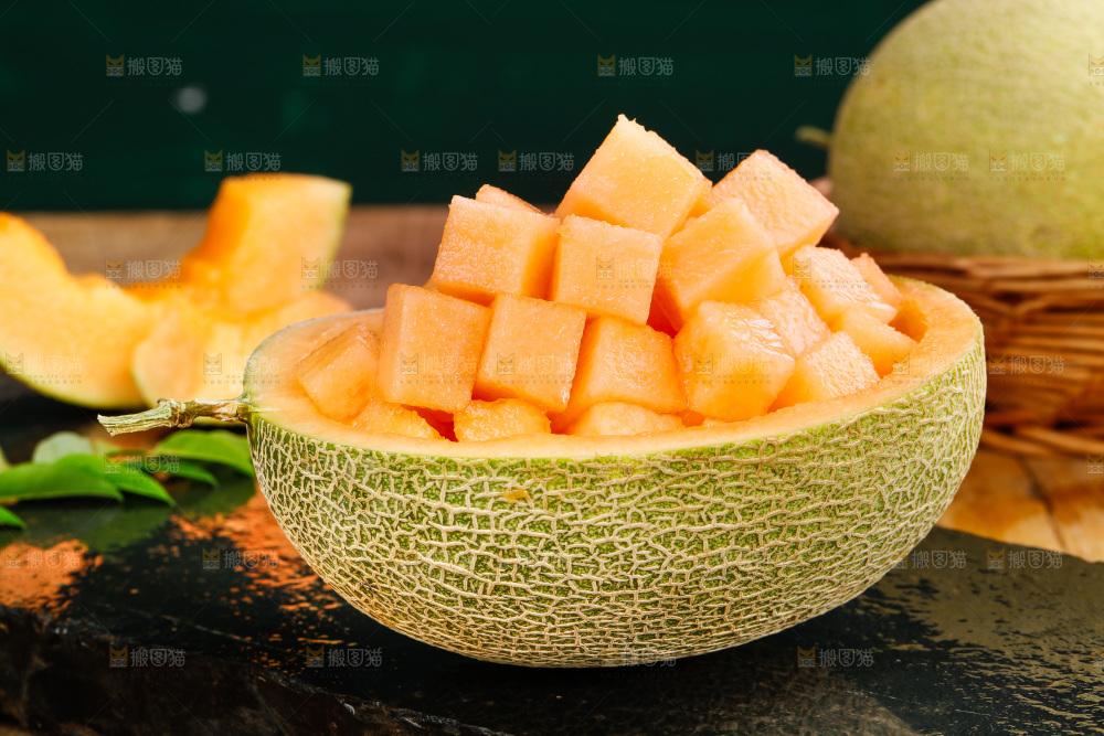 黑底上放着哈密瓜果肉