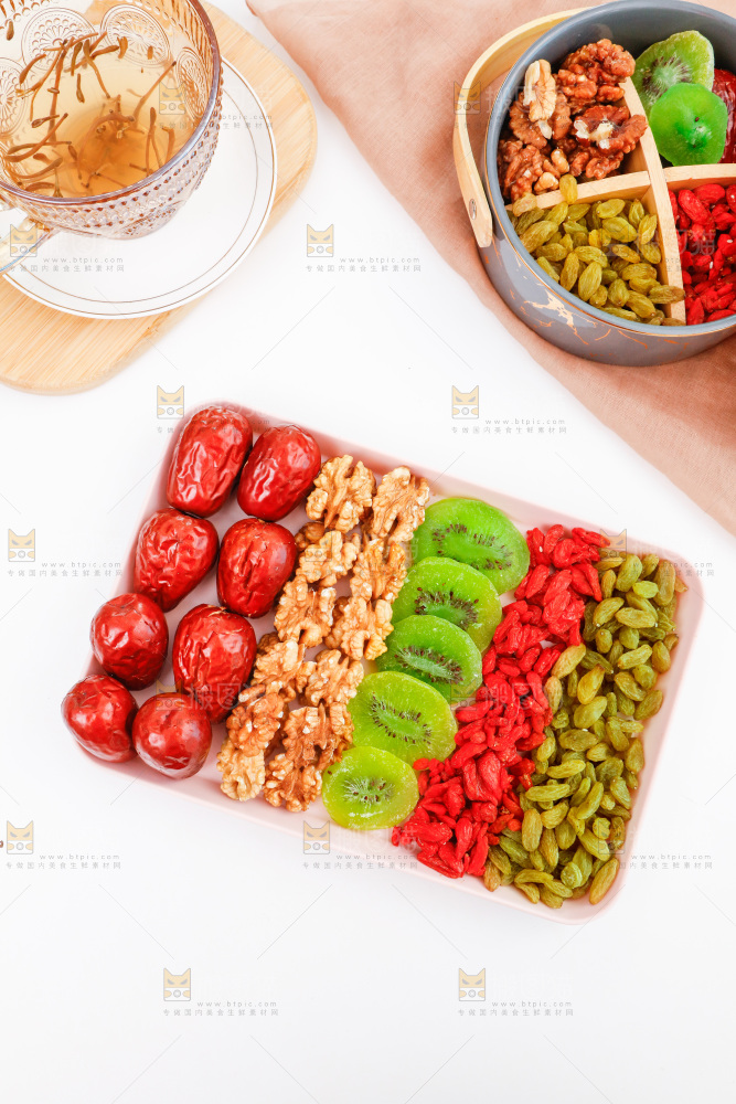 白底上放着一盘枣夹核桃食材