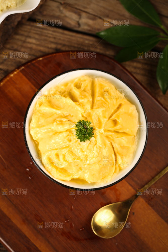 木底上放着一盘榴肉泥