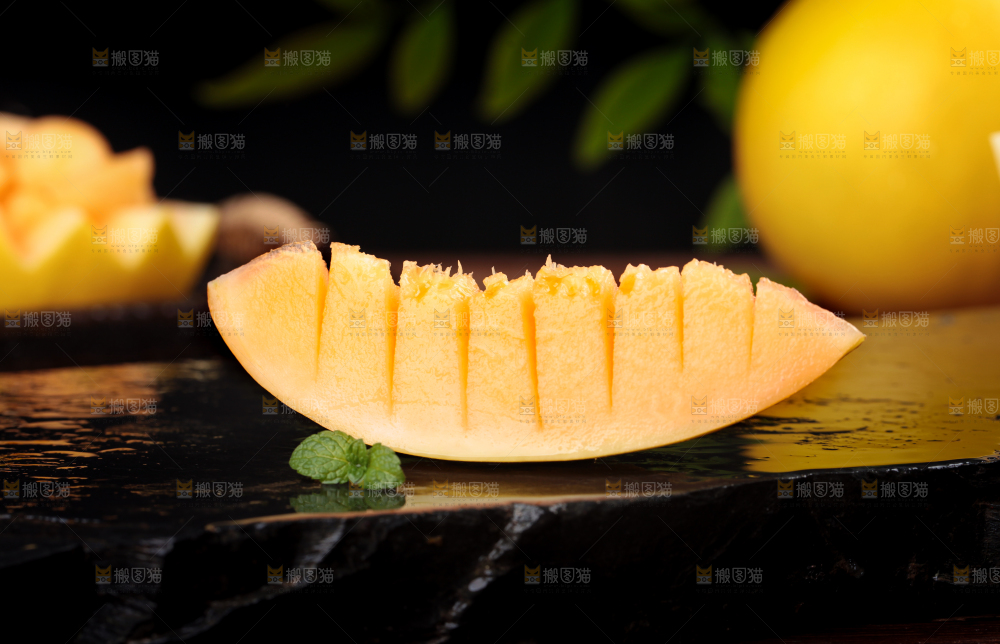 黑石板上放着切开的黄河蜜瓜