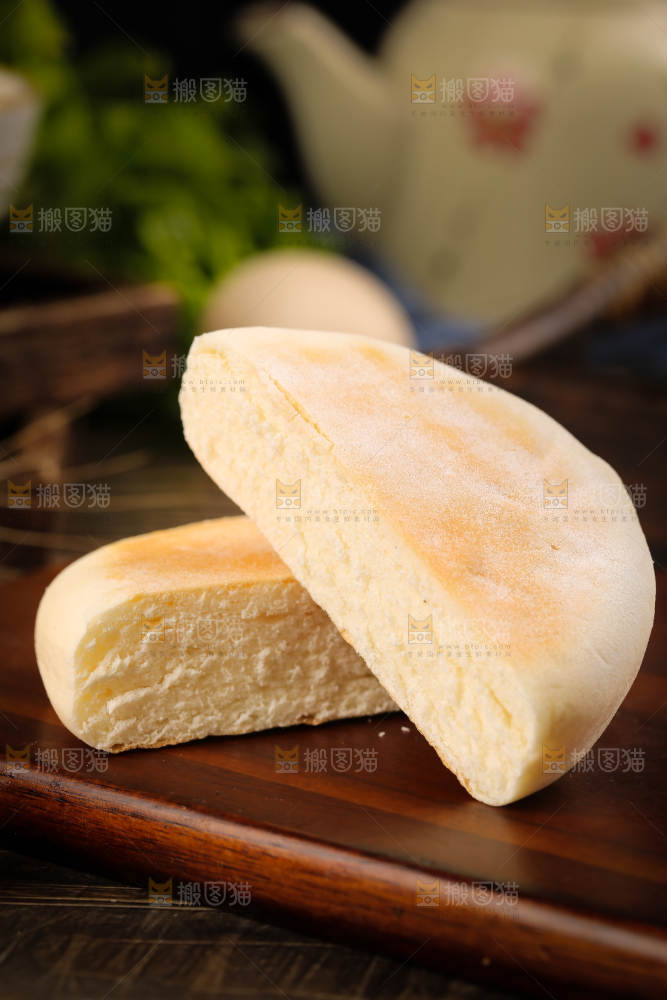 盘子里装着奶香饼