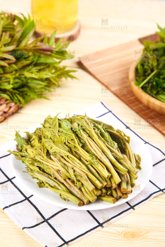 格子布上放着一盘山东香椿芽