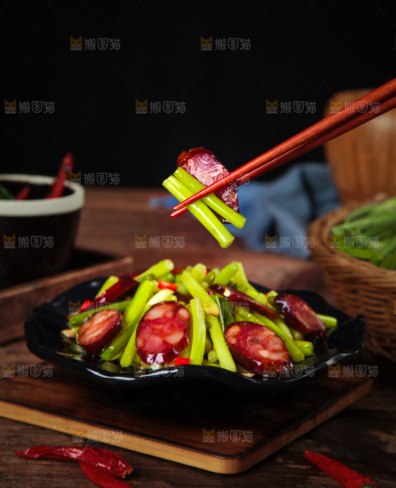 手端一盘蒜苔炒腊肠
