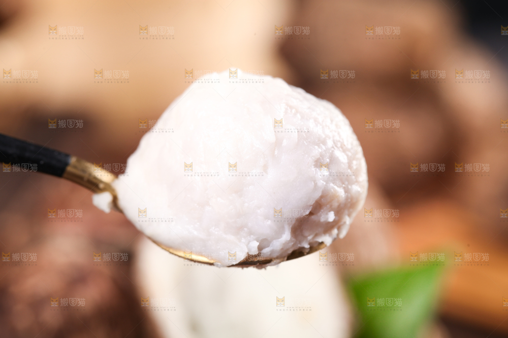 竹底上的牛奶毛芋头