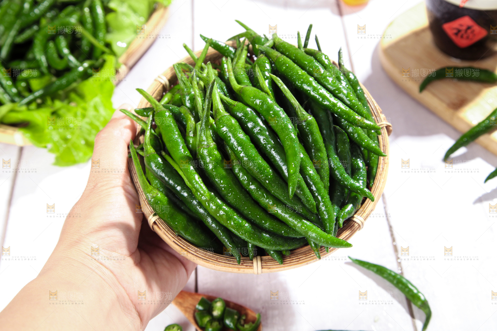 手拿一筐青辣椒