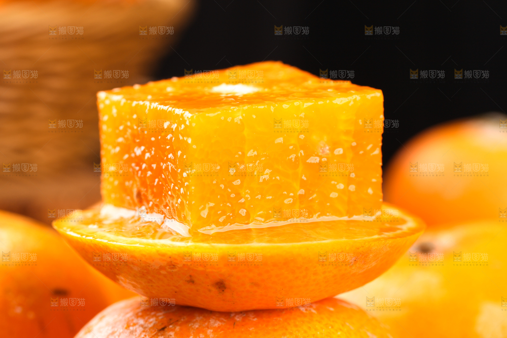 切开的广西茂谷柑放在黑石板上