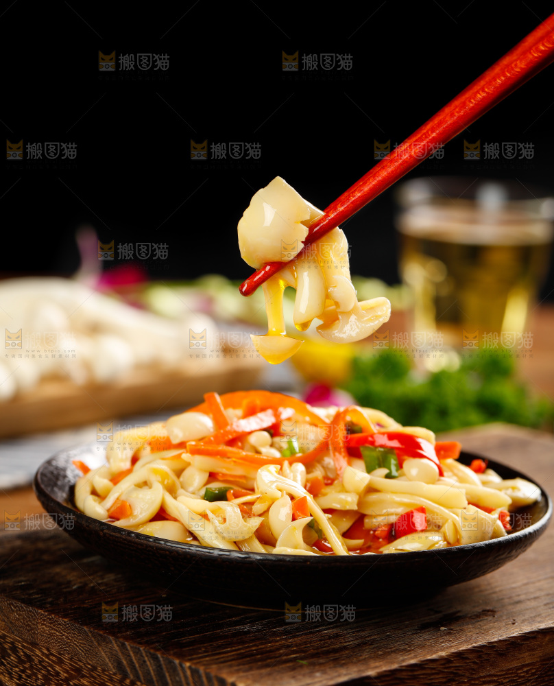 筷子夹着素炒白玉菇