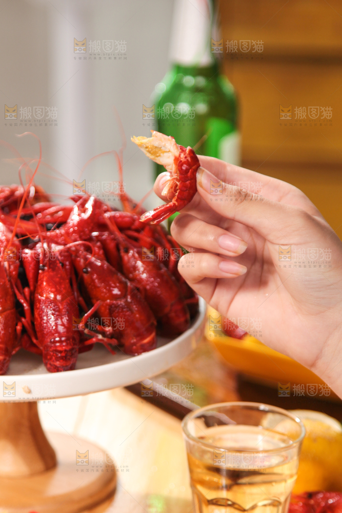 手拿龙虾