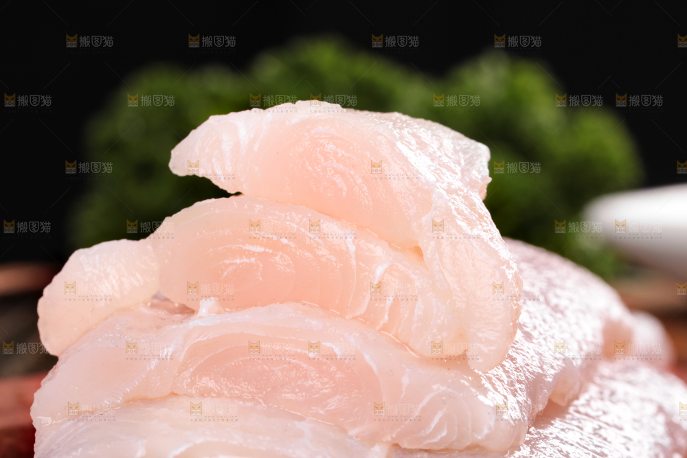 深底上的新鲜巴沙鱼柳