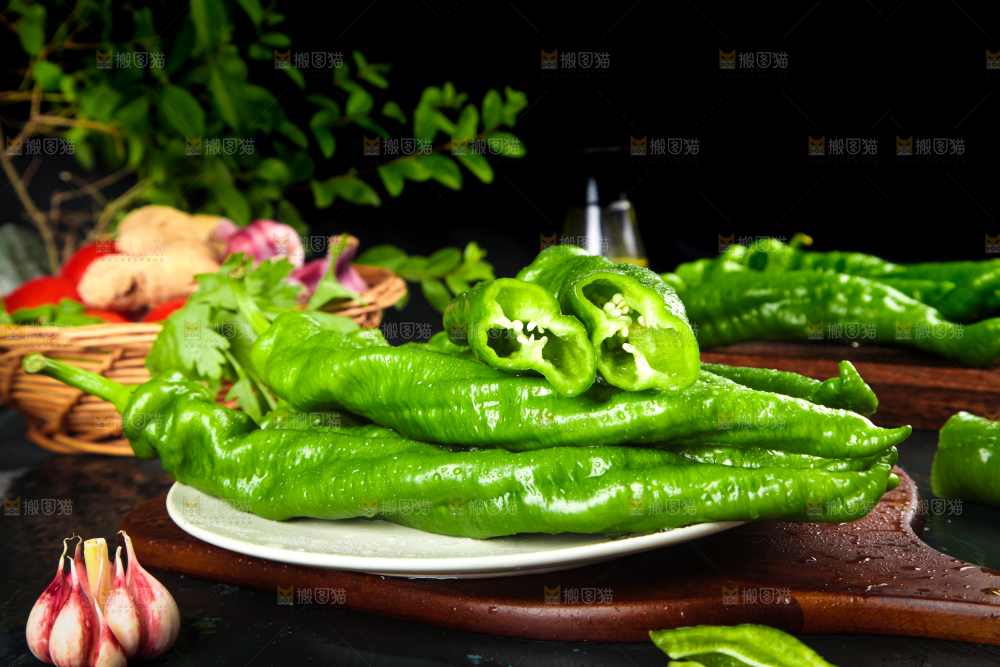 木板上放着陕西螺丝椒