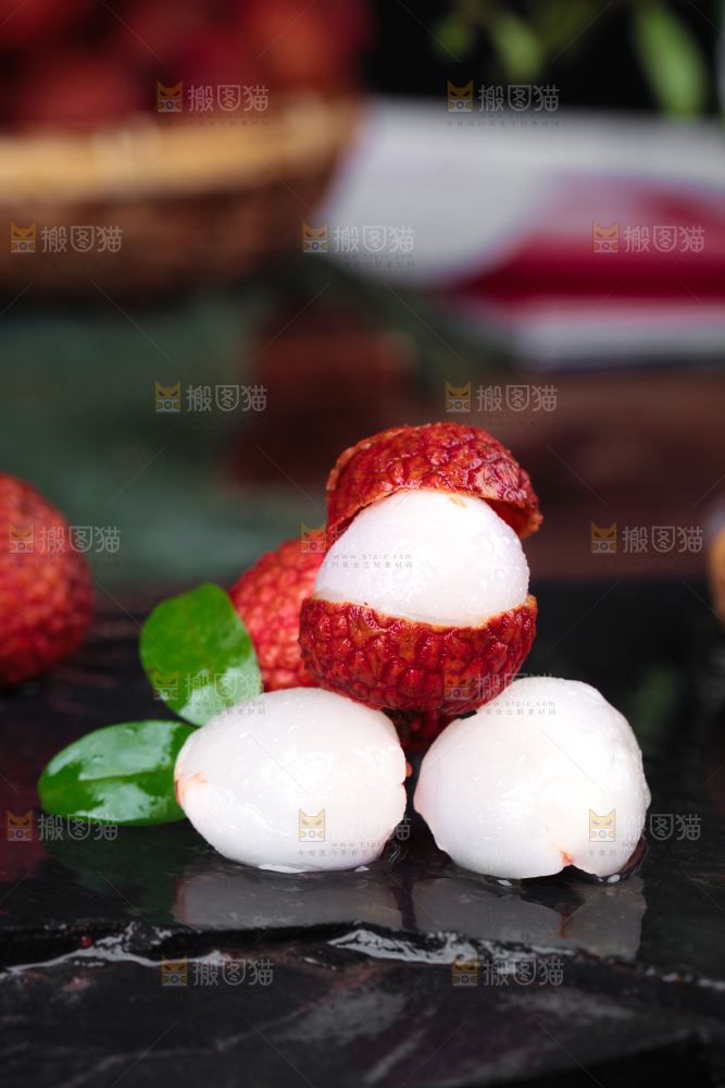 黑石板上的新鲜荔枝