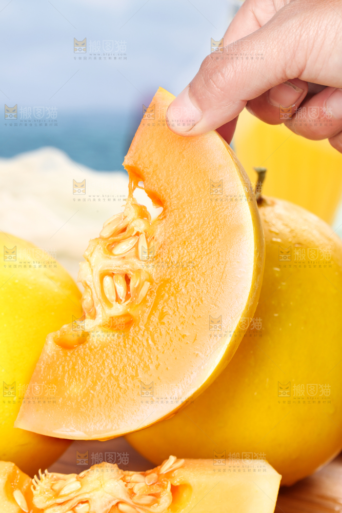 手拿切开的黄河蜜瓜