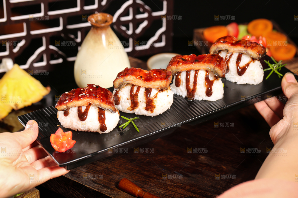 盘子里装着鳗鱼饭