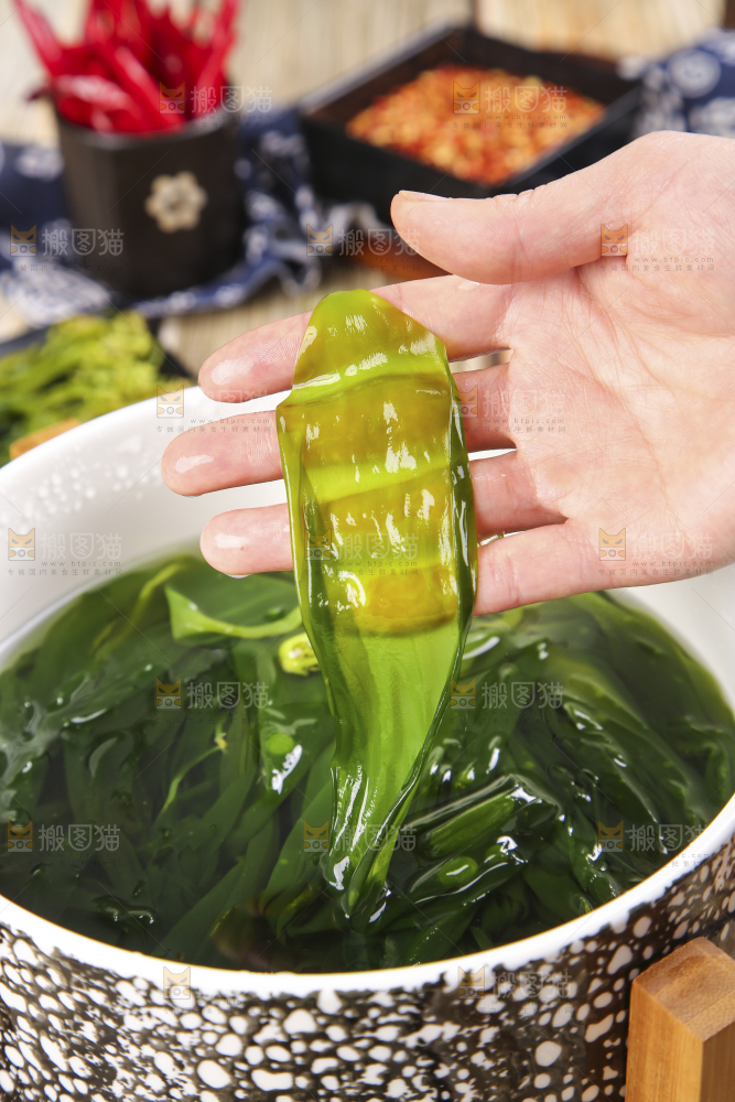 手里拿着小海带芽