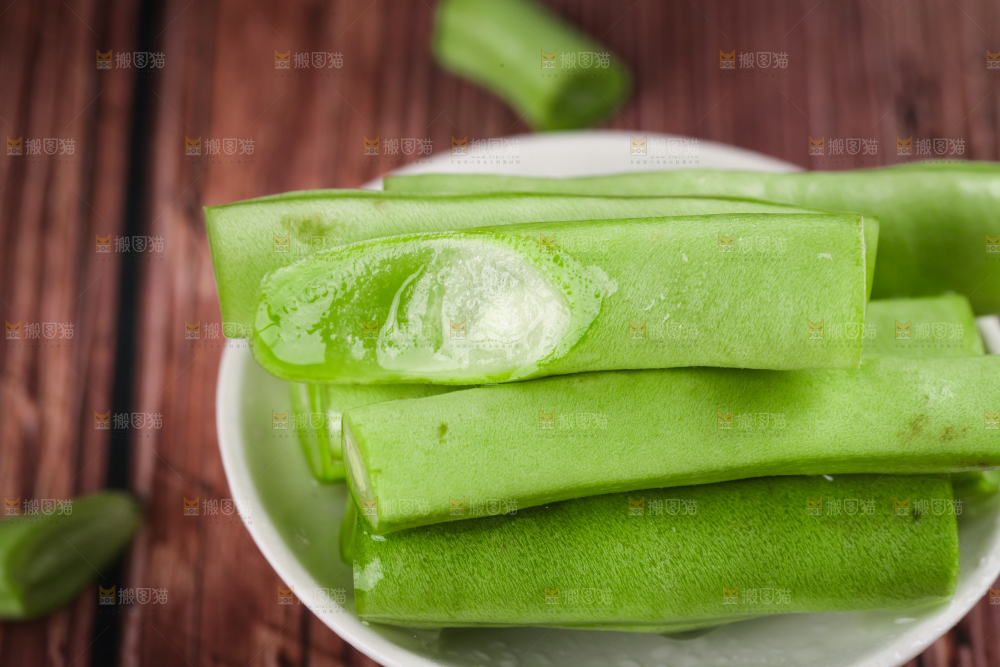 碟子里放着无筋菜豆角