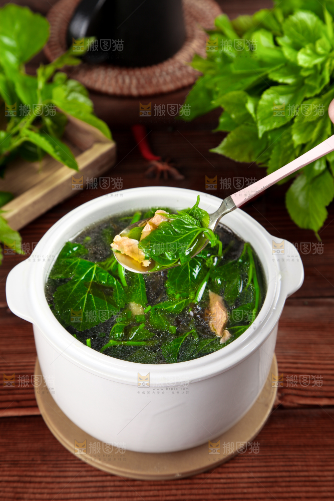 木底上放一碗桑叶瘦肉汤