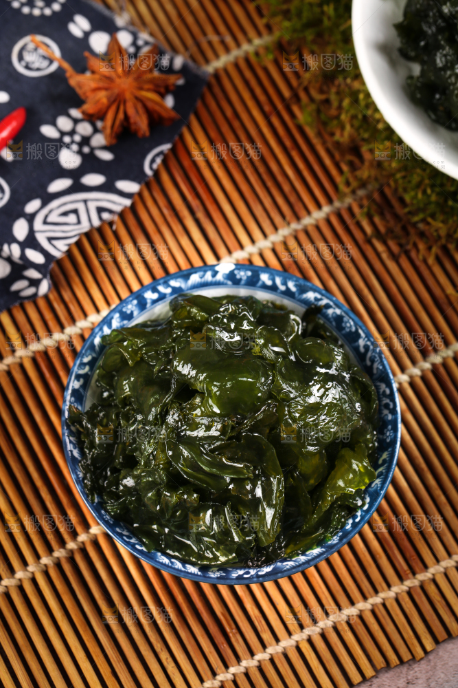 竹底上放着野生地皮菜