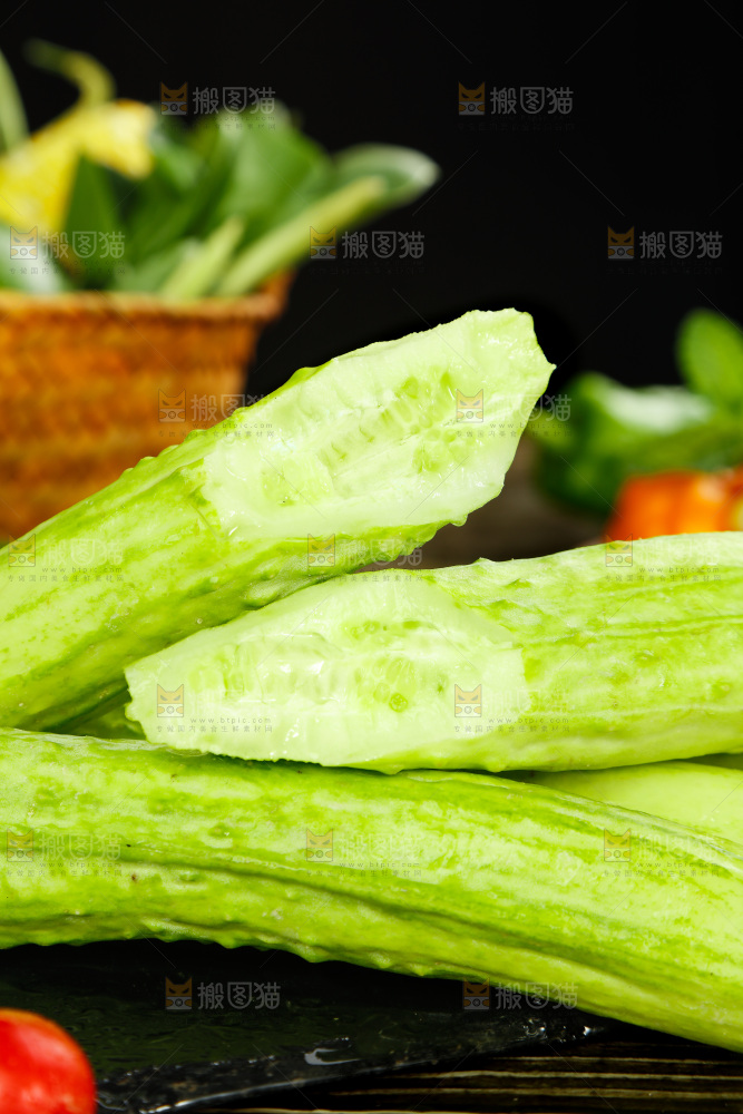 黑石板上放着切开的水果黄瓜