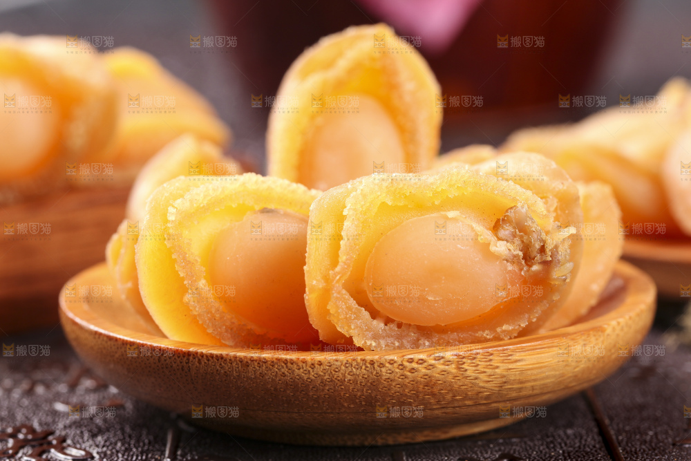 一盘黄金鲍鱼干放在深底上