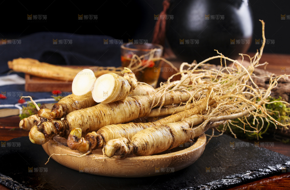 一碟人参放在黑饰板上