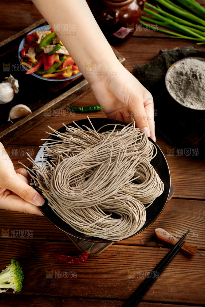 手拿一盘荞麦面