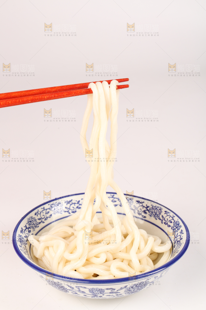 碗里装着乌冬面
