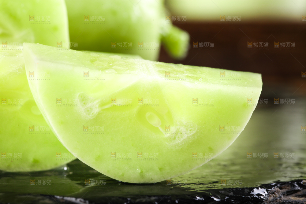 黑石板上放着切开的金童玉女黄瓜