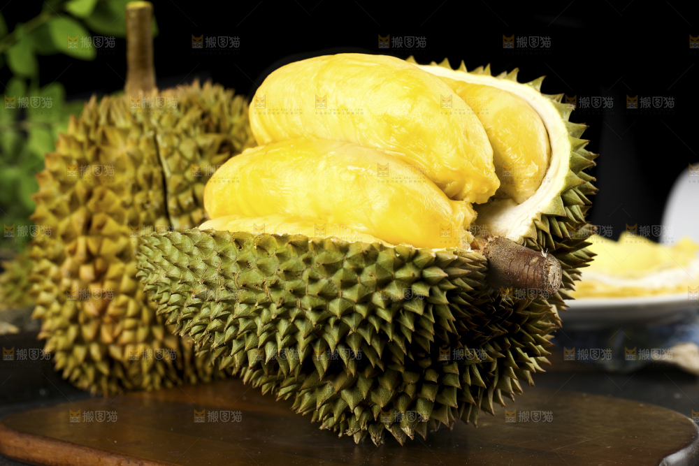 木板上的泰国甲仑榴莲