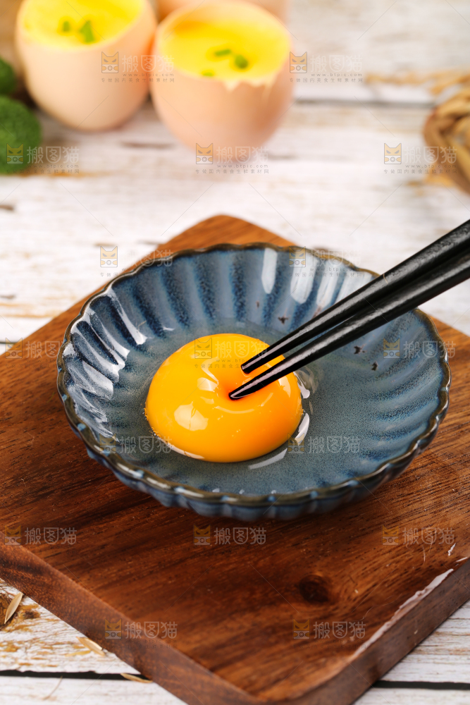 碟子里装着鸡蛋黄