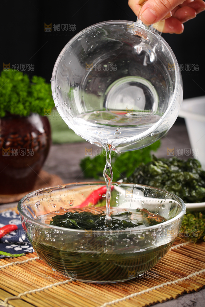碗里装着地皮菜
