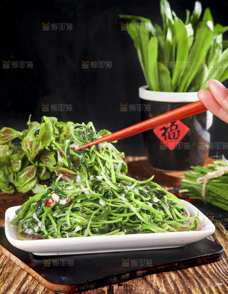 一盘蒜蓉苋菜放在木底上