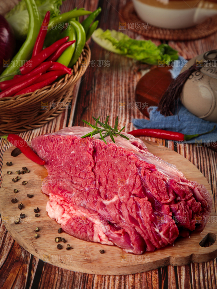 木板上的牛腱子肉