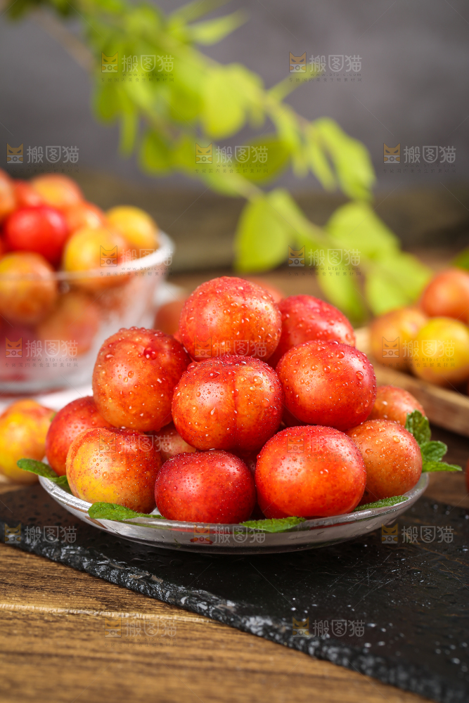 黑石板上放着钱排三月李